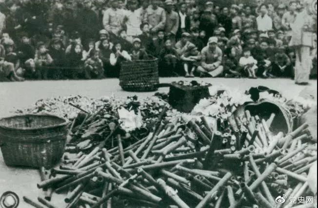 1950年2月24日，政務(wù)院發(fā)出《關(guān)于嚴禁鴉片煙毒的通令》。圖為政府收繳的煙具和賭具。