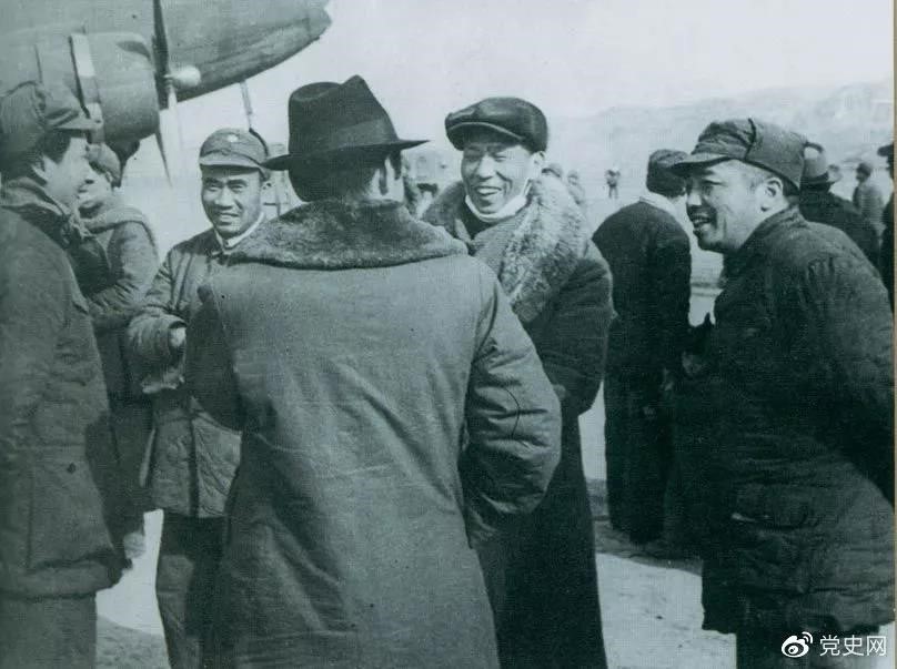 1946年2月19日，毛澤東等在延安機場(chǎng)迎接從重慶回延安匯報工作的周恩來(lái)。