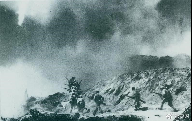 　　1948年2月28日至3月3日，西北野戰軍發(fā)起宜川戰役，殲滅國民黨軍2.9萬(wàn)余人，取得了轉入外線(xiàn)作戰后的第一個(gè)大勝利。圖為部隊攻占瓦子街。 