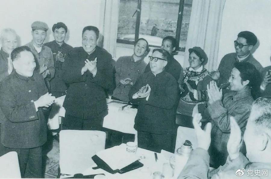 1978年3月2日，鄧小平到五屆全國人大一次會(huì )議云南和四川省代表團看望代表們。