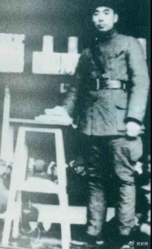 1939年3月10日，周恩來(lái)為新四軍排以上干部作題為《目前形勢與新四軍任務(wù)》的報告。