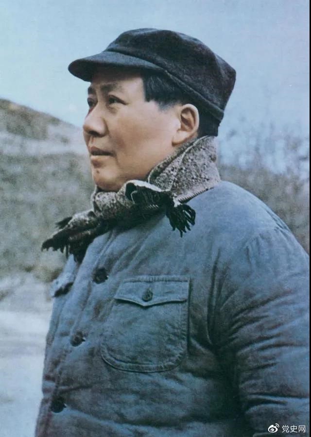 　　1947年3月18日，中共中央機關(guān)主動(dòng)撤離延安。毛澤東和周恩來(lái)、任弼時(shí)等繼續留在陜北，指揮全國人民解放戰爭。這是轉戰陜北前夕的毛澤東。