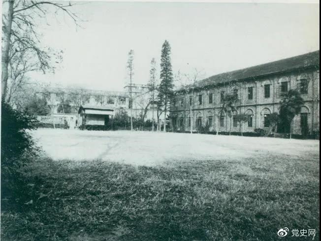 　　1927年3月18日，毛澤東出席在武昌舉行的河南武裝農民代表大會(huì )，并作湖南農運狀況報告。圖為大會(huì )會(huì )場(chǎng)——武昌農講所大操場(chǎng)。