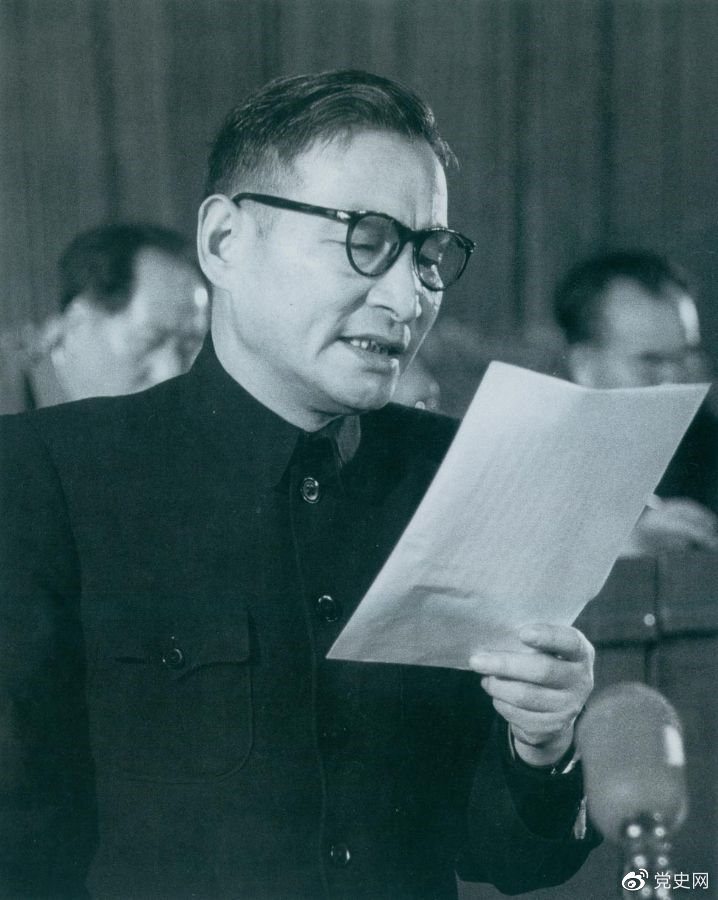 1955年3月21日，陳云在中國共產(chǎn)黨全國代表會(huì )議上作關(guān)于發(fā)展國民經(jīng)濟的第一個(gè)五年計劃的報告。