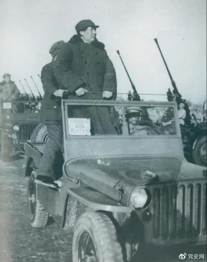 1949年3月25日，毛澤東在北平西苑機場(chǎng)檢閱部隊。