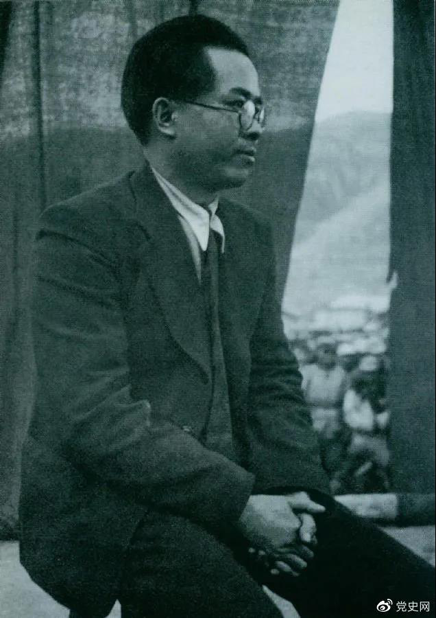 1940年3月26日，任弼時(shí)結束中共駐共產(chǎn)國際代表的工作回到延安。圖為他在歡迎大會(huì )上