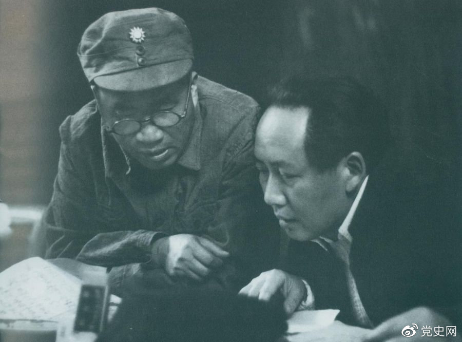 1945年4月，毛澤東和朱德在中國共產(chǎn)黨第七次全國代表大會(huì )上。