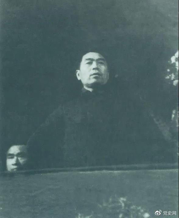 圖為周恩來(lái)在中國共產(chǎn)黨第七次全國代表大會(huì )上發(fā)言。