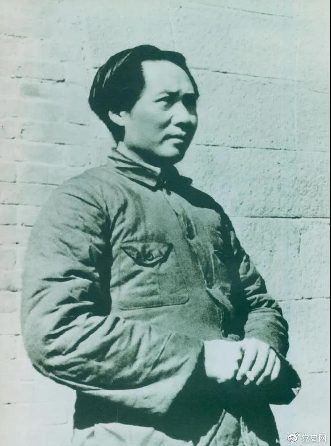 1936年2月至5月，毛澤東、彭德懷率軍進(jìn)行了東征戰役。圖為指揮東征戰役時(shí)的毛澤東。