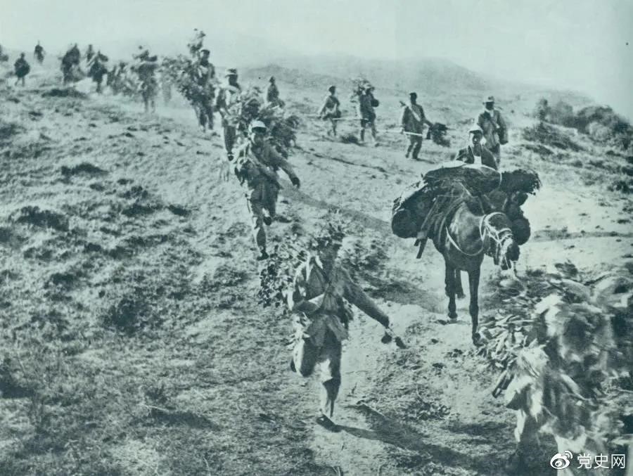 圖為1947年5月在孟良崮戰役中，華東野戰軍向孟良崮挺進(jìn)。