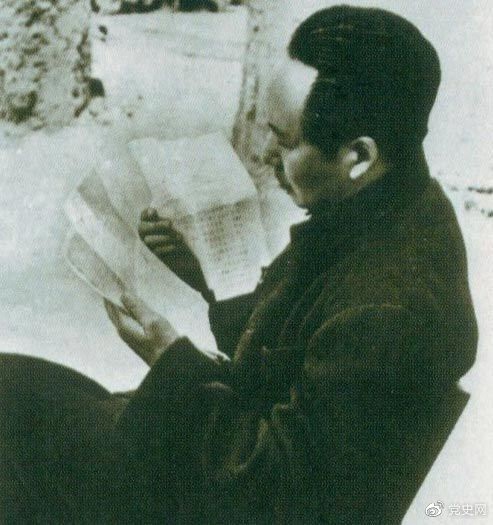 　　1946年6月，國民黨撕毀停戰協(xié)定和政協(xié)決議，挑起全面內戰。這是毛澤東在延安審閱有關(guān)自衛反擊的電報。