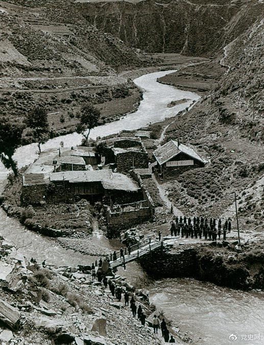 　　1935年6月12日，中央紅軍先頭部隊在夾金山北麓四川懋功達維鎮同紅四方面軍先頭部隊勝利會(huì )師。圖為當年的會(huì )師橋。