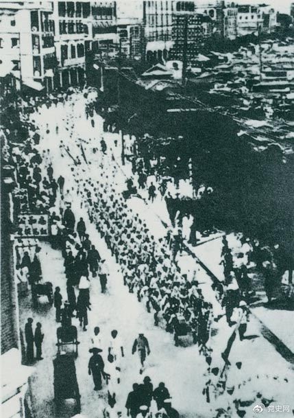 　　從1925年6月19日起，香港和廣州租界的20萬(wàn)工人舉行罷工，聲援上海人民的反帝斗爭。23日，廣州和由香港回廣州的工人10萬(wàn)余人舉行大游行，在沙基慘遭英、法帝國主義的鎮壓。圖為當時(shí)的游行隊伍。