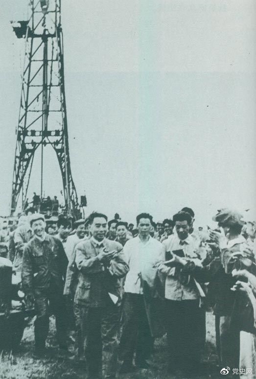 1962年6月，周恩來(lái)到大慶視察，這是在1202鉆井隊現場(chǎng)參觀(guān)。 