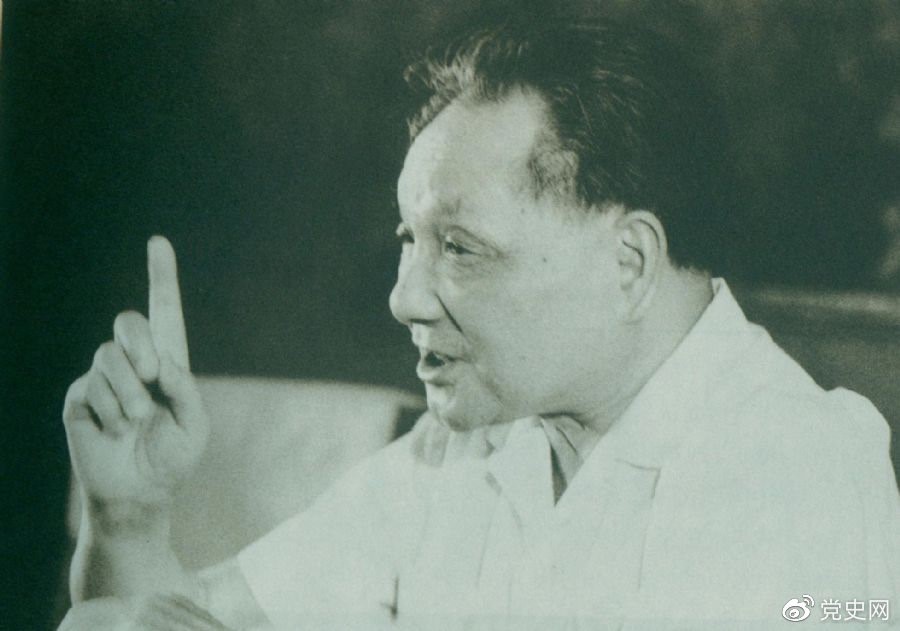 　　1981年6月27日，中共十一屆六中全會(huì )通過(guò)《關(guān)于建國以來(lái)黨的若干歷史問(wèn)題的決議》。圖為鄧小平在閉幕會(huì )上發(fā)表講話(huà)。