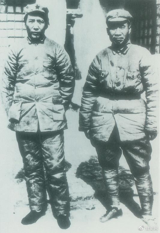 　　1937年7月7日，盧溝橋事變爆發(fā)。8日，中共中央通電全國，號召結成民族統一戰線(xiàn)抵抗日本侵略者。圖為1936年冬毛澤東和朱德在陜北。