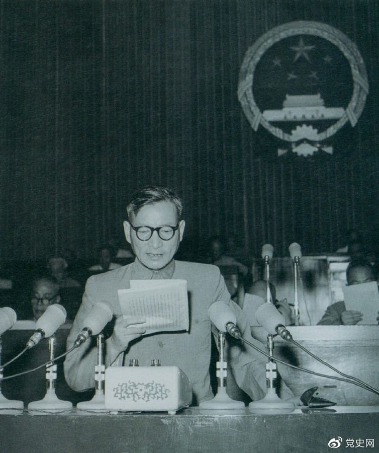 1955年7月，陳云在一屆全國人大二次會(huì )議上作堅持和改進(jìn)糧食統購統銷(xiāo)工作的報告。