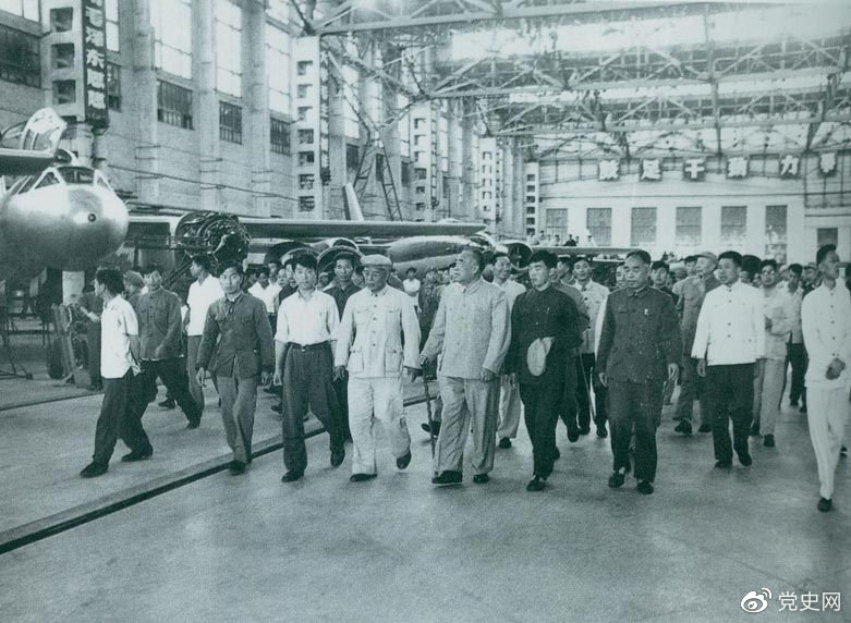 1964年7月31日，朱德視察哈爾濱飛機制造廠(chǎng)。