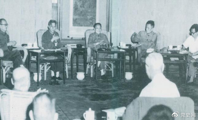 1977年8月4日—8日，鄧小平主持召開(kāi)科學(xué)和教育工作座談會(huì )。