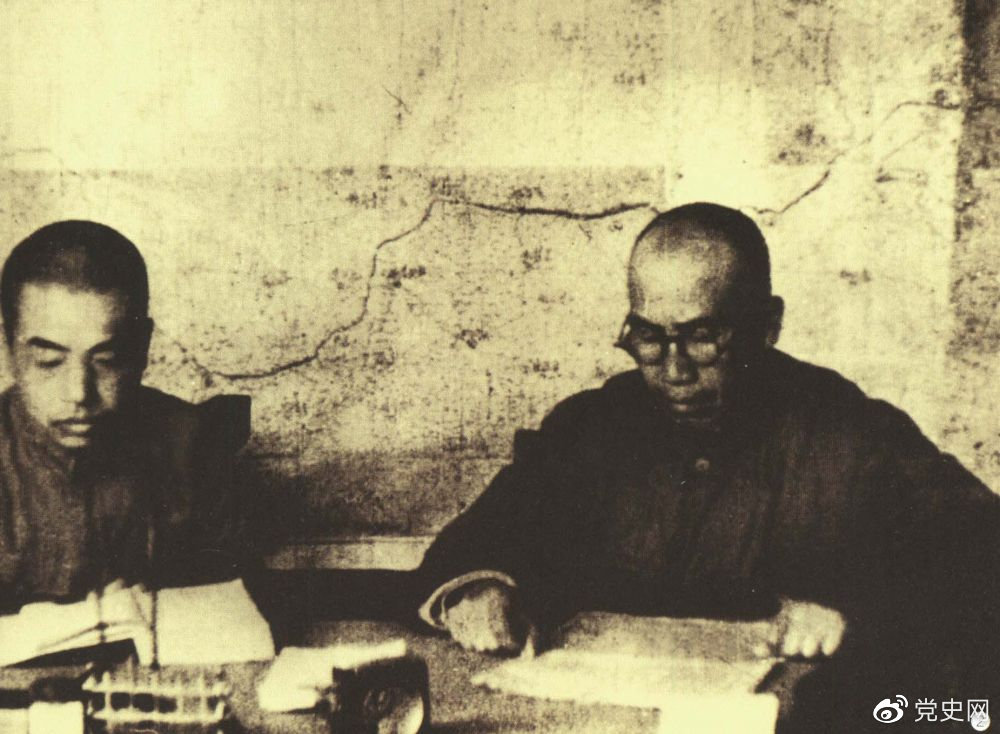 1945年8月，彭德懷任中央軍委副主席兼總參謀長(cháng)，協(xié)助毛澤東、朱德指揮對日軍的大反攻。圖為朱德和彭德懷在延安。