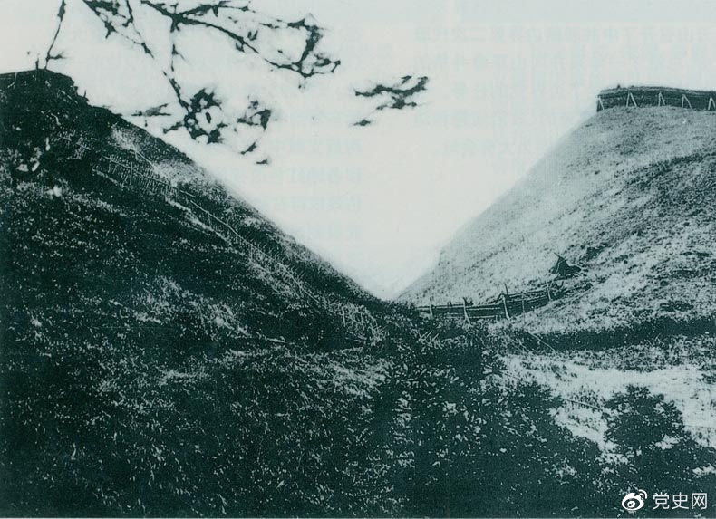 井岡山黃洋界哨口。1928年8月30日，紅軍以不足一個(gè)營(yíng)的兵力，在這里擊退湘贛敵軍的進(jìn)攻，取得黃洋界保衛戰的勝利。至11月，紅軍又打破了兩省敵軍對井岡山根據地的第二次“會(huì )剿”。